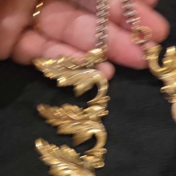 Vintage Elegant Gold Leaf Necklace - Picture 4 of 5